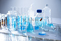 化学实验室设备用于研究和蓝色物质的玻璃器皿