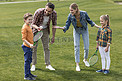 幸福的家庭，打羽毛球在公园