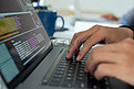 程序员在笔记本电脑上编写代码的双手。处理代码