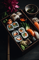 盒装寿司和小卷的便当
