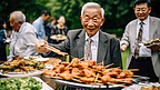 亚洲老年早退团在绿色公园户外烧烤吃喝