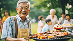 快乐的老年亚洲朋友烧烤烧烤聚会在公园老人会议