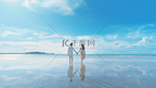 一对亚洲情侣的背景，手牵手在沙滩上奔跑