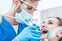 在现代牙科诊所进行无痛口腔治疗的年轻女性