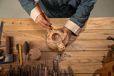 雕刻师和工作台上的大量工具