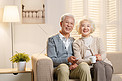 幸福的老年夫妇坐在沙发上看电视