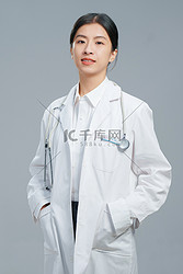 青年女医生肖像