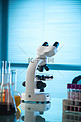 实验室里显微镜和其他设备