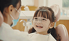亚洲人可爱的小女孩和牙医