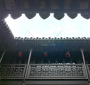 下雨中的楼阁天空