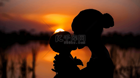 夕阳中妈妈抱着婴儿摄影15