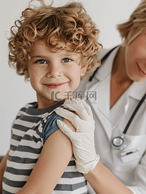 小男孩在医生办公室接种疫苗