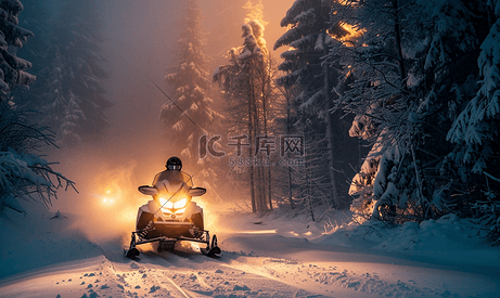 夜间在滑雪道上骑雪地摩托