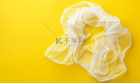 白色网袋位于黄色背景上复制空间可重复使用的物品概念