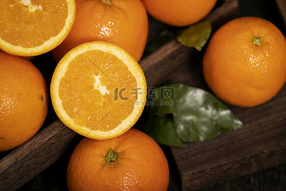 切开的半个橙子暗调风格素材