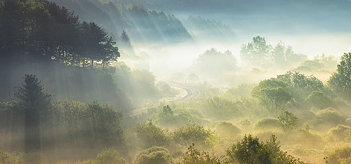 大气山间海报背景
