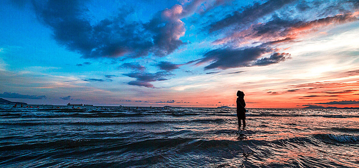 海边日落背影背景图