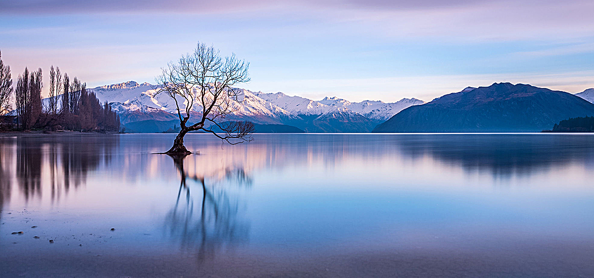 雪山湖面背景图