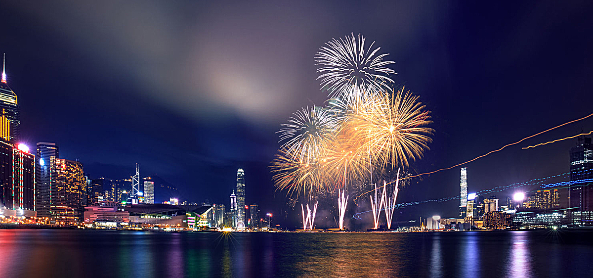 夜晚城市烟火背景图