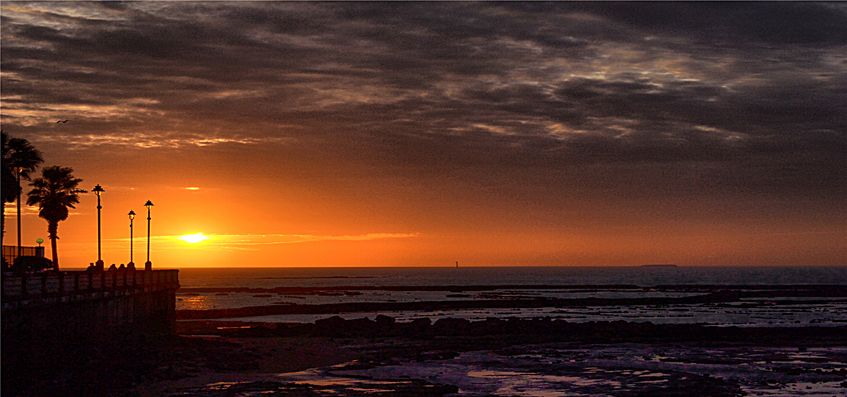 夕阳下的江面背景图