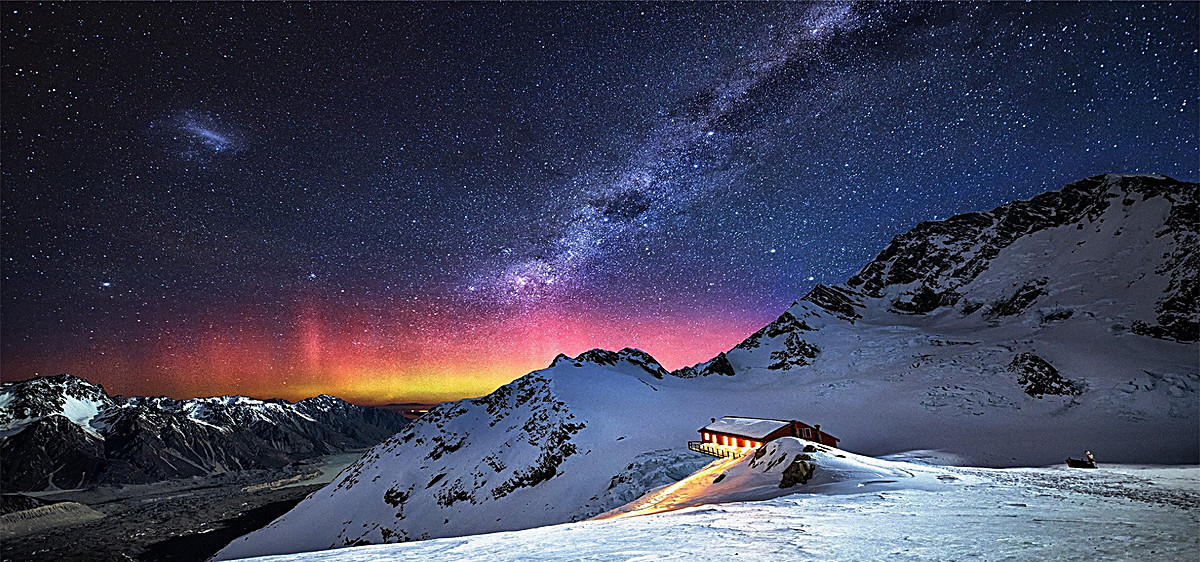 星空下的雪山背景