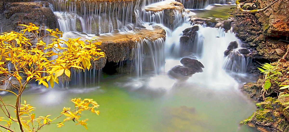 01m 尺寸:1920*880 90设计提供风景山瀑布黄树背景设计素材下载,高清