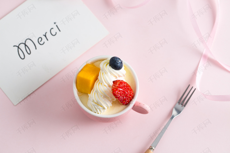 摄影图实物图粉色杯子水果蛋糕3