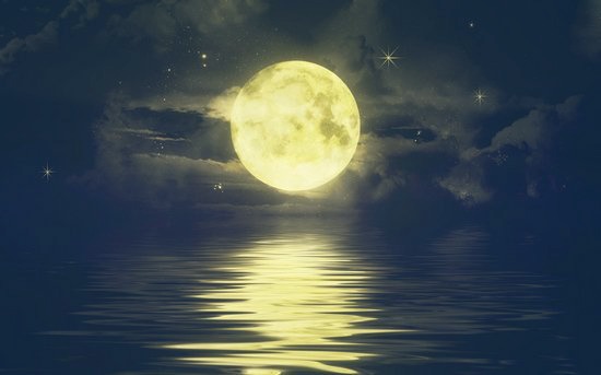 唯美月亮水中倒影