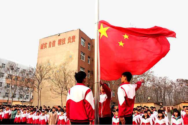 中学生正在升国旗