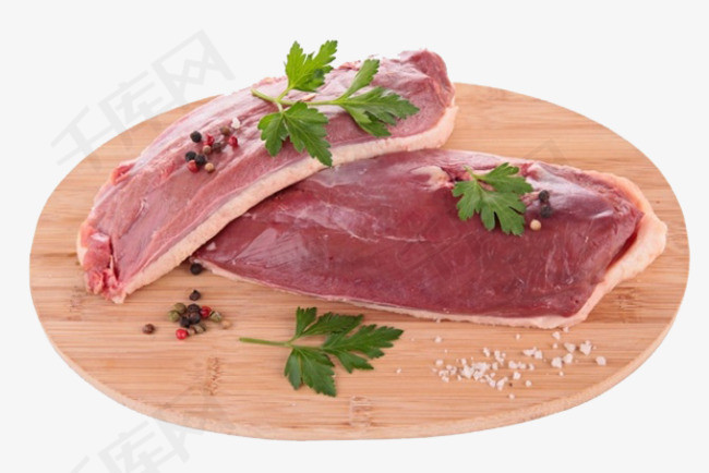 砧板上新鲜的鸭胸肉