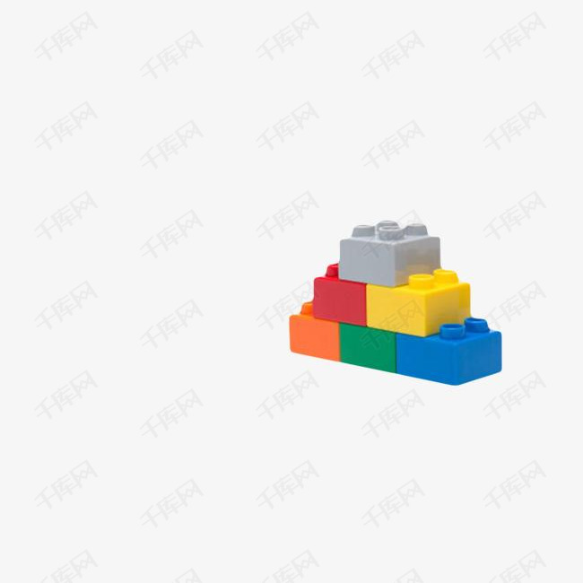 玩具堆成三角形塑料积木实物
