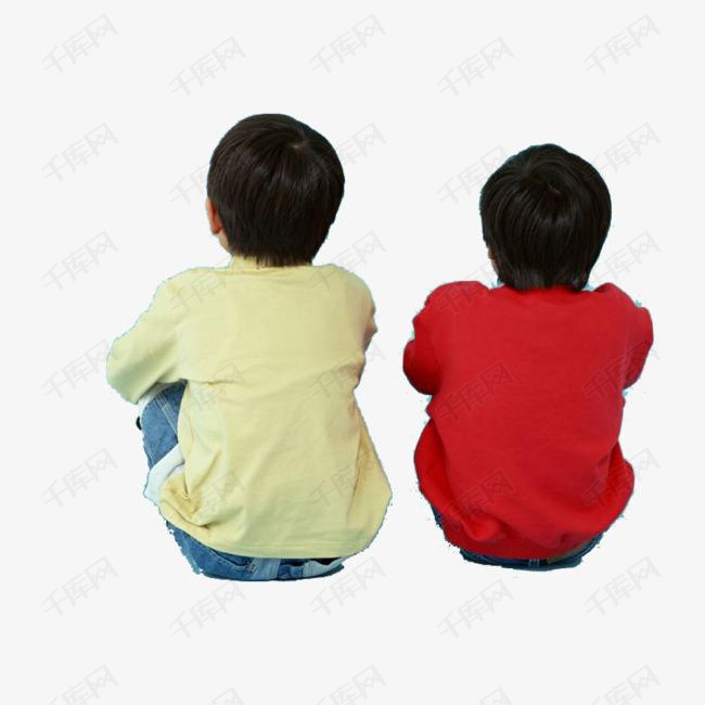 坐在地上的两个小男孩背影
