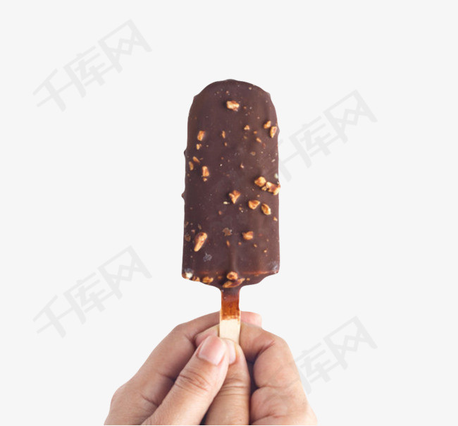手拿着花生巧克力冰棍