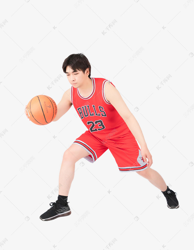 打篮球训练的运动员