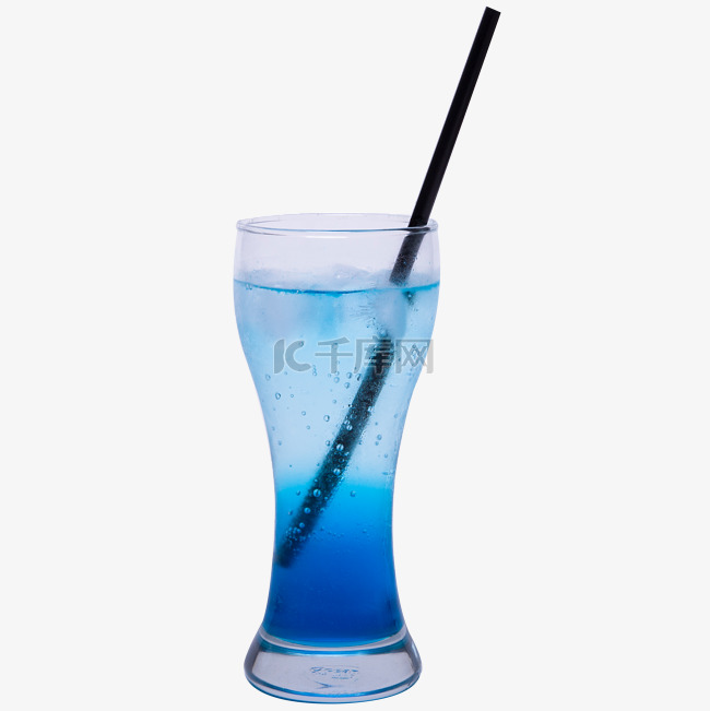 蓝色冰镇鸡尾酒带吸管冒泡