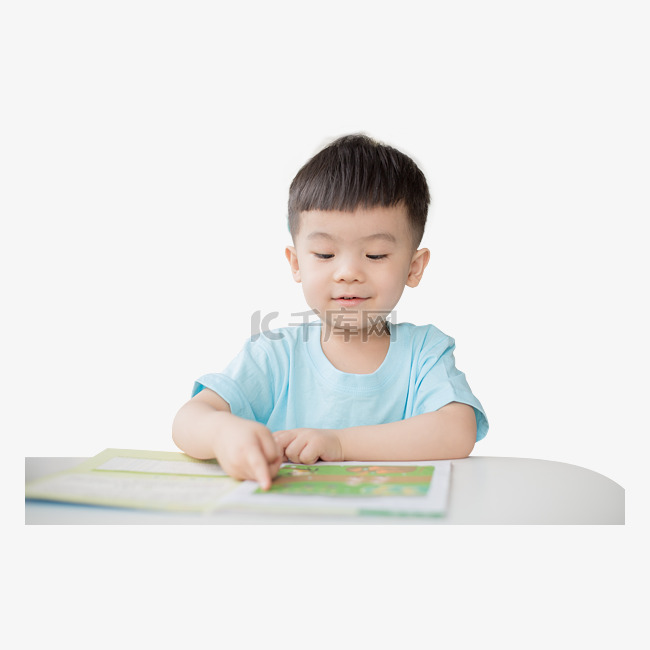 读书的小男孩
