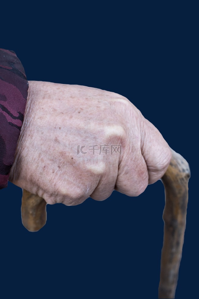 手握拐杖的老年人的手
