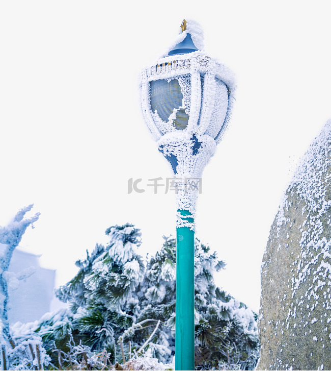 冬季风雪中结冰路灯