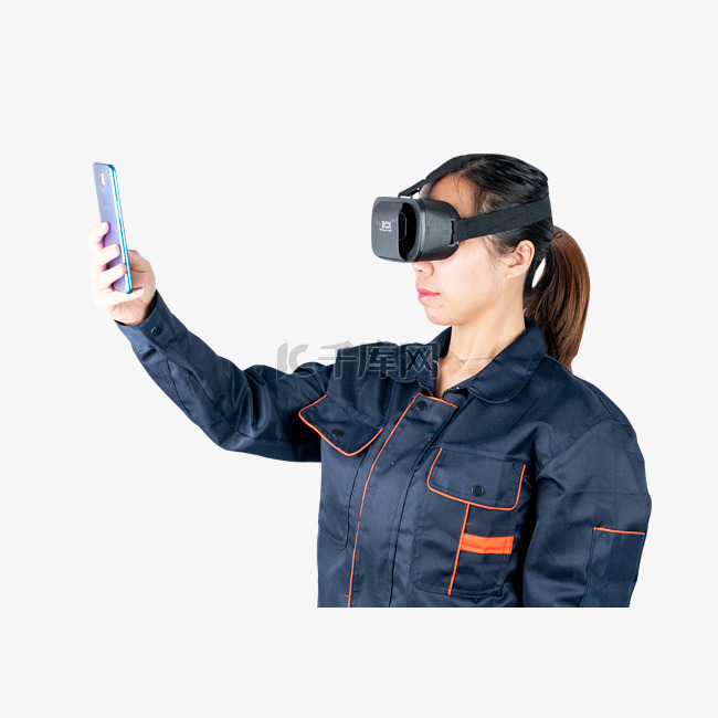 戴VR眼镜玩手机的女孩
