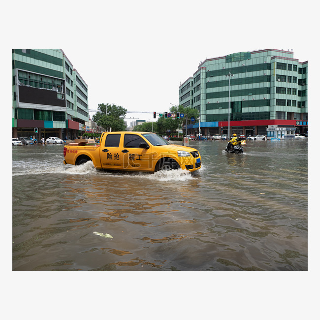 被淹的城市施工抢险车在积水中行