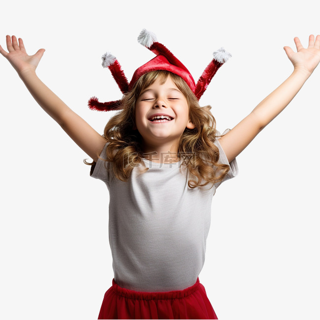 庆祝圣诞节的小女孩伸展双臂