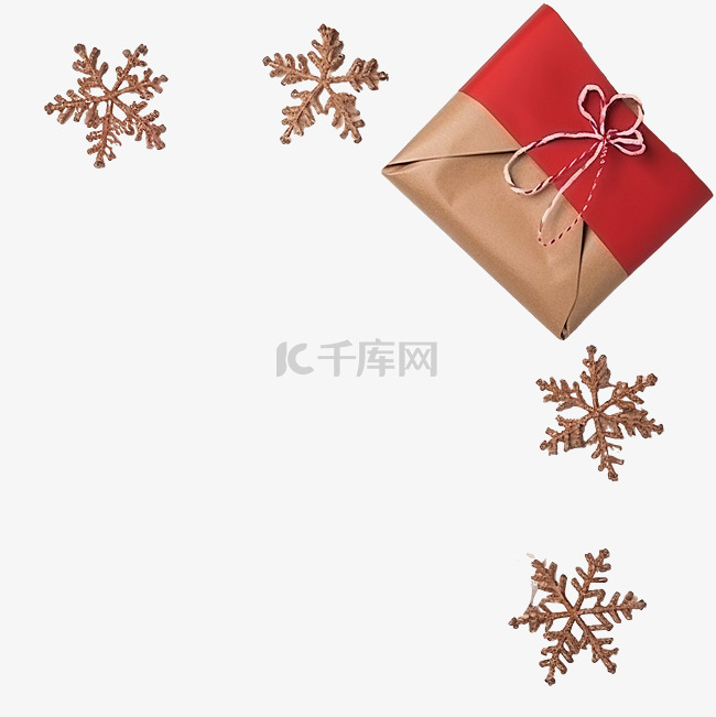 木质质朴的空白红信封和白色圣诞