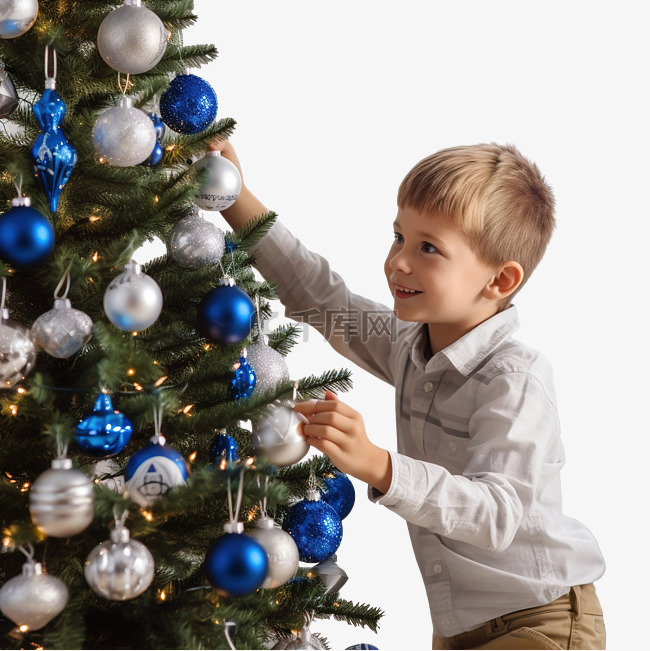 小男孩在客厅用蓝色球装饰圣诞树