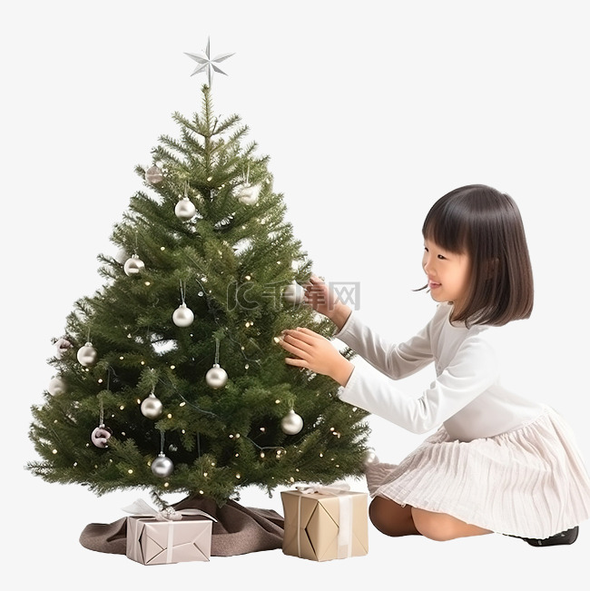 亚洲小女孩正在装饰圣诞树，享受