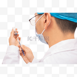 医生在调试疫苗的用剂量真人
