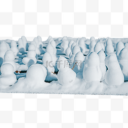 立冬天图片_冬天地面立着的一群小雪人