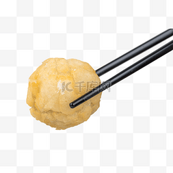 筷子夹起干炸汤圆