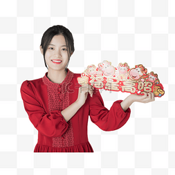 笑容美女图片_新年新春拜年美女室内手拿小牛福