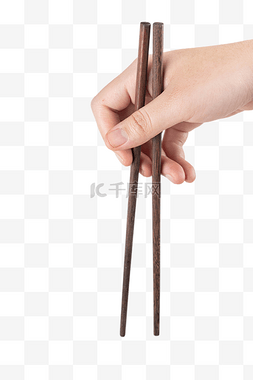 手拿木质筷子
