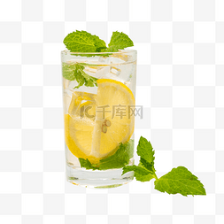 玻璃杯装柠檬水